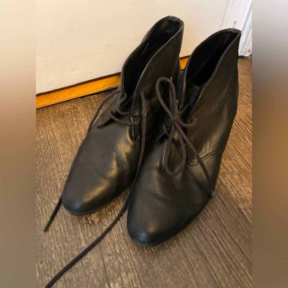 Clarks artisan Vendra peak ankle boots, size 10